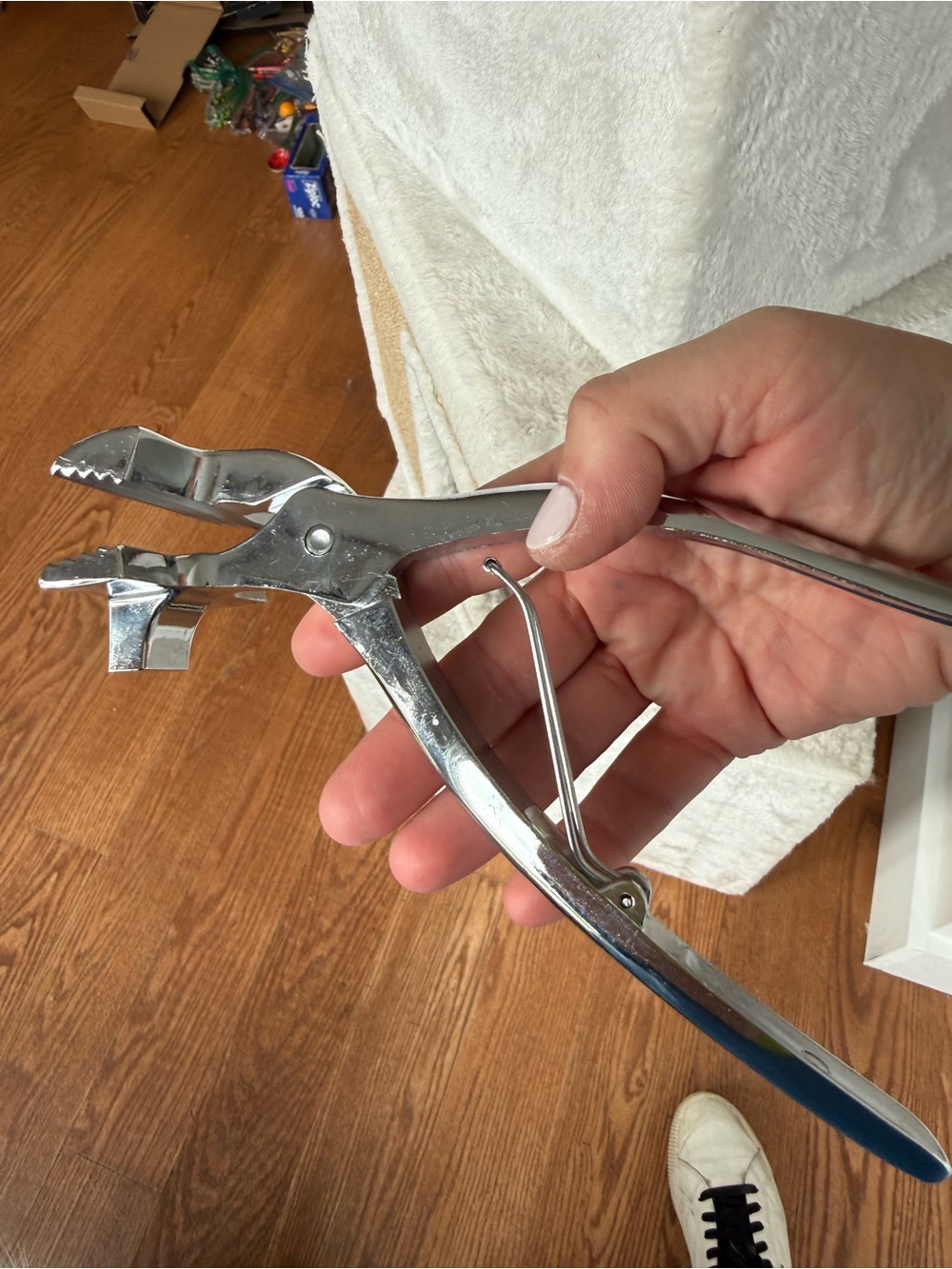 Canvas pliers by Fredrix